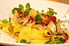 Färsk pasta med inlagda kronärtkockor och riven jordlagrad pecorino ost