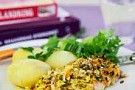 Ugnsbakad lax med curryströssel och potatis