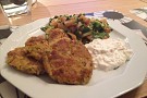 Garbanzobiffar med äppeltzatziki och avokado- och myntasallad
