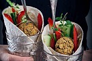 Falafel i tortillabröd med grönsaksstavar och örtsås