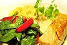 Stekt lax med kokos och limesÃ¥s med wokade sockerärter