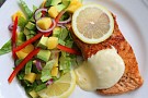 Pepparlax med citronaioli och tropisk sallad