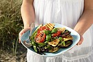Örtsallad med grillade  grönsaker och halloumi