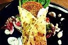 Falafel i grillat tortillabröd med myntayoghurt