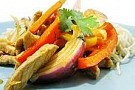 Thailändsk fläskfiléwok med röd curry