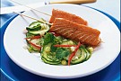 Honungsstekt lax på spett med gurksallad