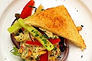 Toast med kyckling i basilikakryddad aioli