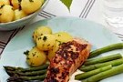 Grillad lax med sparris och västerbottensås