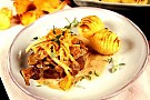 Oxfilé med svampsås och hasselbackspotatis
