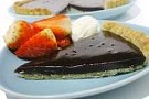 Chokladkolapaj med vaniljglass och jordgubbar