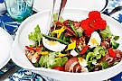 Bondsallad med ägg och bacon