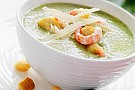 Broccolisoppa med parmesan, krutonger och räkor