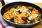 Spaghetti med räkor, vitlök och tomat
