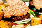 Grillade hamburgare med dressing