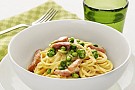 Gräddig spagetti med skinka och ärtor