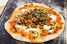 Pizza med kantareller och mozzarella