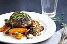 Nötfärsbiffar med rostade rotfrukter och gräddsås