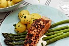 Grillad lax med sparris och västerbottenssås