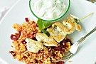 Kycklingspett  med rödbetsbulgur och gurkyoghurt