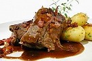 Pepparrotsfylld lövbiff med bacon och rödvinssky