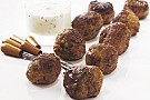 Heta lammfärsbullar med libanesisk yoghurtdipp