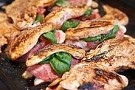 Salami- och fetaostinbakad kycklingfilé