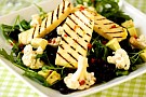 Grillad halloumi med rucolasallad, svarta bönor och avokado