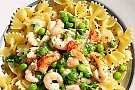 Pasta med räkor, kräftstjärtar och ärter