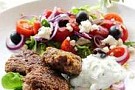 Grekiska biffar med tzatziki och fetasallad