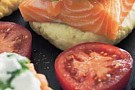 Laxfilé med fetaost, potatisbullar och tomat