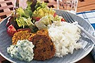 Kikärtsbiffar med curry och tsatsiki