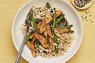 Kyckling i teriyakisås med haricots verts och nudlar
