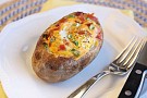 Äggfylld bakpotatis
