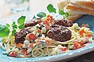 Köttfärsbiffar med pasta och grönsaksröra<br>				<br>				    <br>				<br>