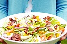 Baconsallad med ägg och gröna ärtor