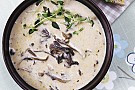 Svampsoppa med ärtcrème och rostbröd