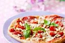 GI-pizza med salami och rostade pinjenötter
