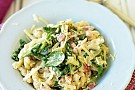 Pasta med spenat, rökt sidfläsk och riven prästost