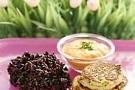 Kikärtsbiffar med zucchini och Ajvarröra