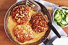 Kycklingbiffar med gräddsås och snabbinlagd gurka