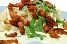 Färsk pasta med bacon och ädelost