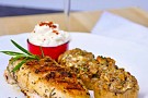 Kycklingfilé med ädelostfyllda champinjoner och blue cheese-kräm med sting