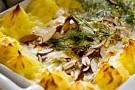 Fiskgratäng med mandel, potatistoppar, spenat och citron