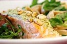 Hel ugnsbakad lax med pesto och pinjenötter